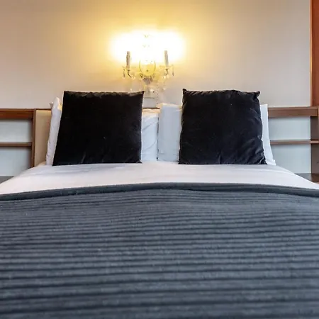 Aaron Court دبلن