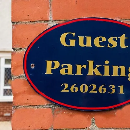 Aaron Court دبلن