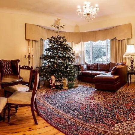 Aaron Court دبلن