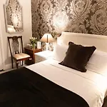 Aaron Court Couette-café 3*