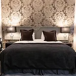 Couette-café Aaron Court 3*