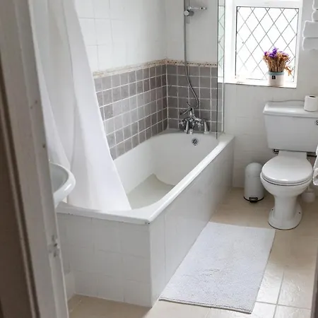 Bed and breakfast Aaron Court 3*