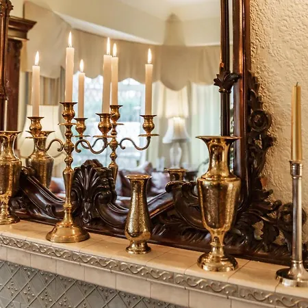Bed and breakfast Aaron Court 3*