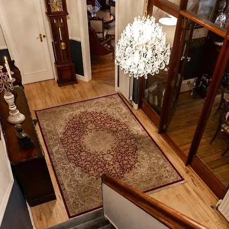 Bed and breakfast Aaron Court 3*