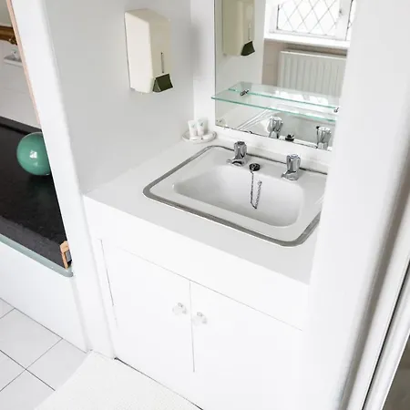 Aaron Court לינה וארוחת בוקר 3*