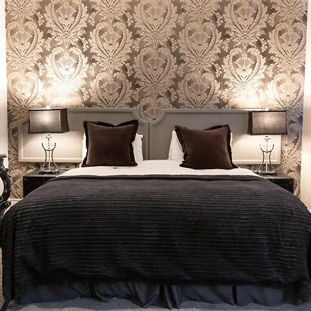 לינה וארוחת בוקר Aaron Court 3*