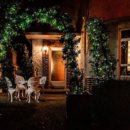 לינה וארוחת בוקר Aaron Court 3*