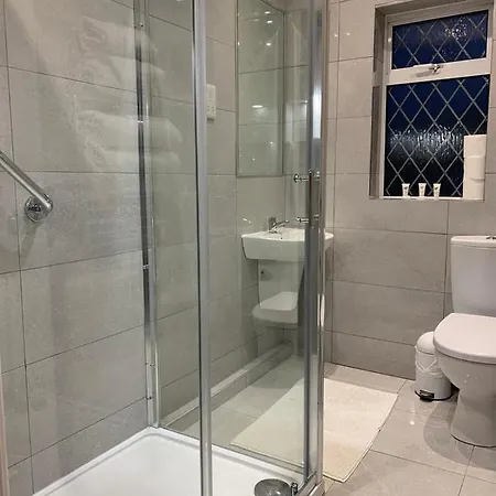 לינה וארוחת בוקר Aaron Court דבלין