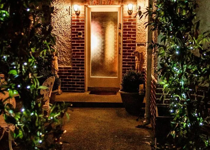 Bed & Breakfast Aaron Court 3*