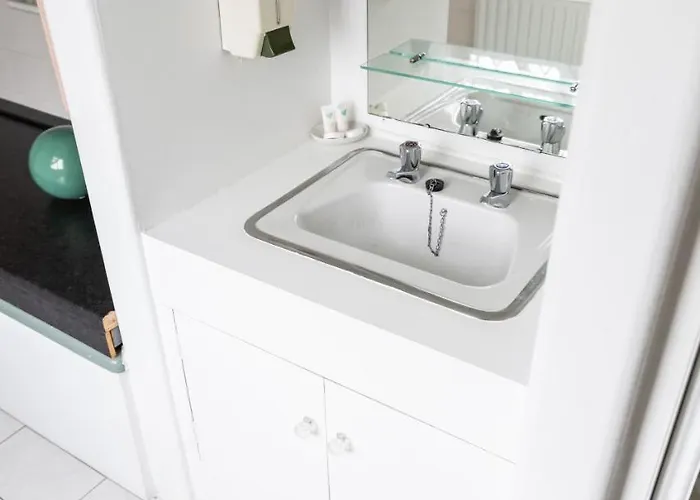 Aaron Court Couette-café 3*